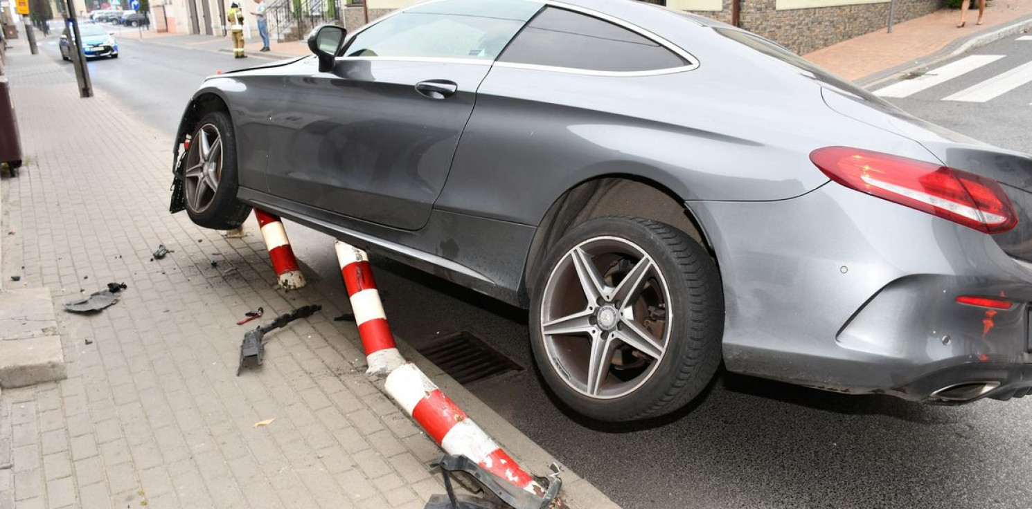 Radziejów - 19-latek zabrał Mercedesa, rozbił go i uciekł. Miał ponad 1,4 promila