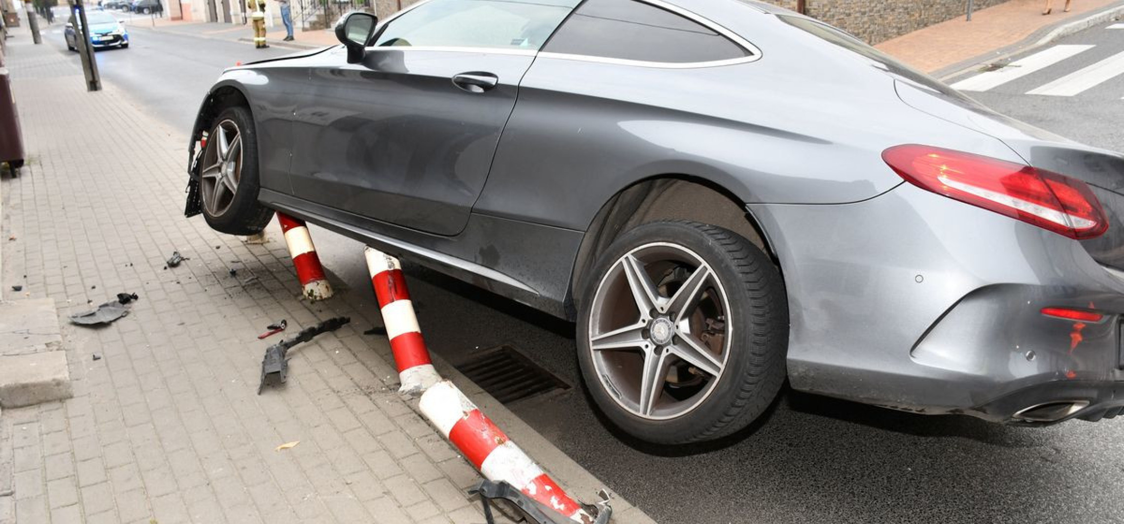 19-latek zabrał Mercedesa, rozbił go i uciekł. Miał ponad 1,4 promila