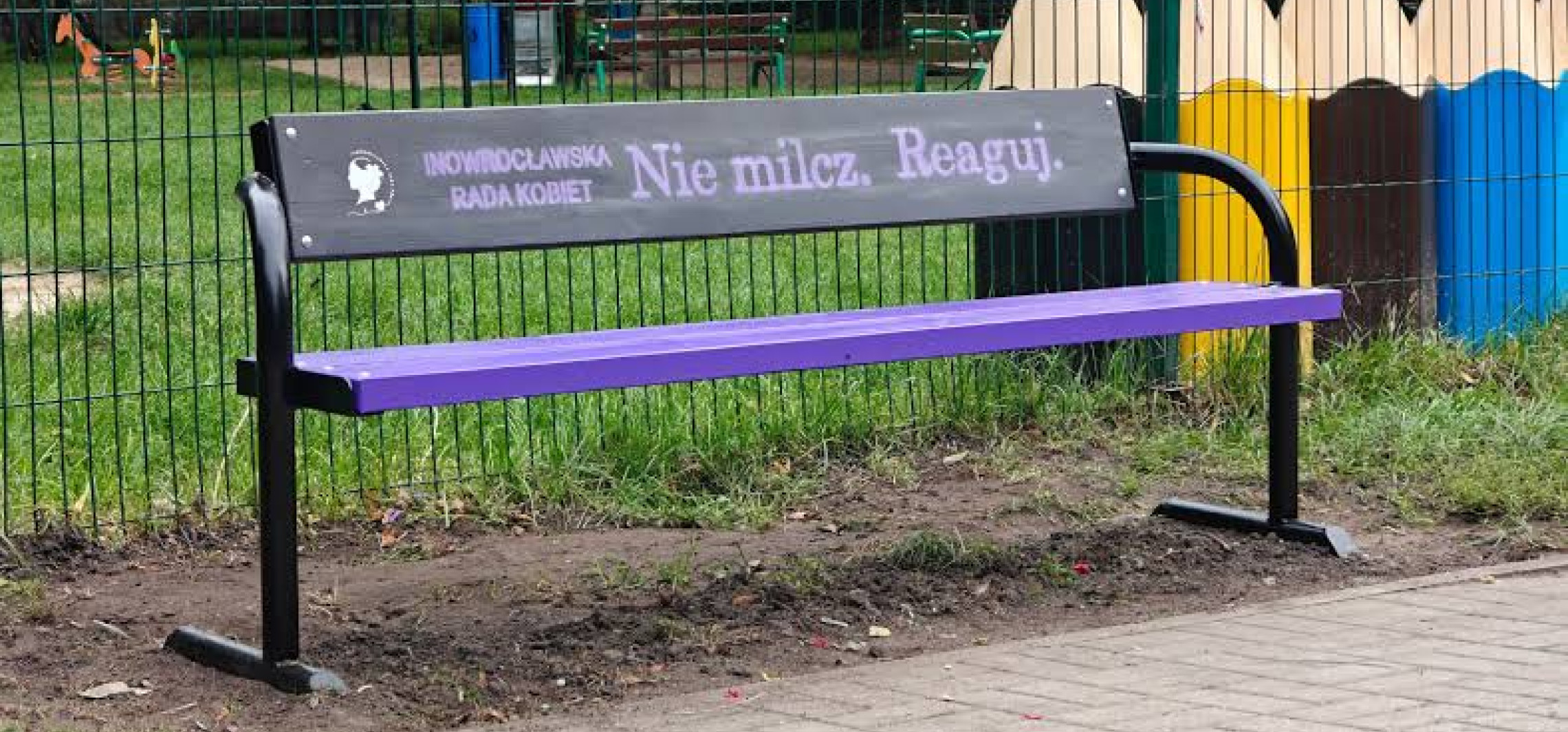Po fioletowej czas na różową. Kolejna ławeczka stanie w Inowrocławiu