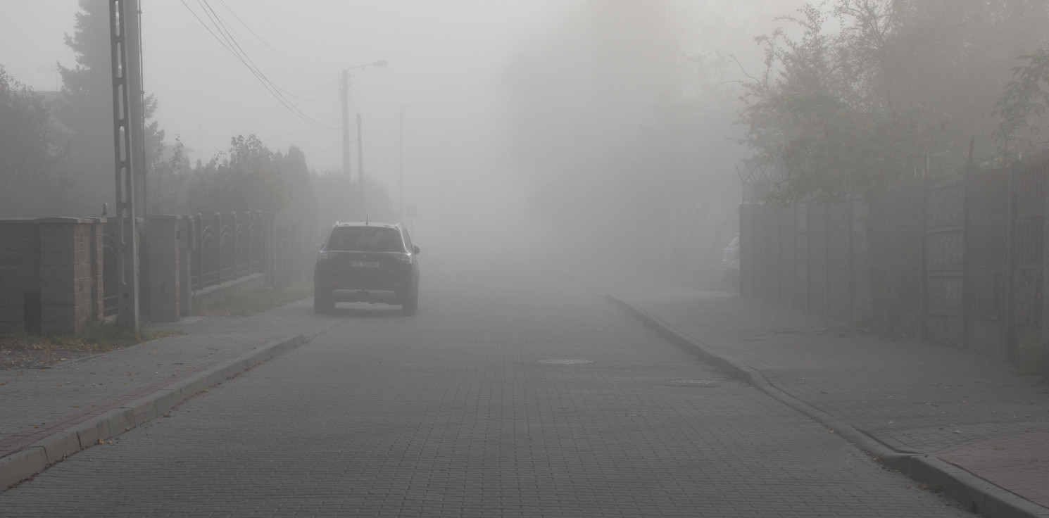 Inowrocław - Gęsta mgła w Inowrocławiu. Kierowcy, noga z gazu