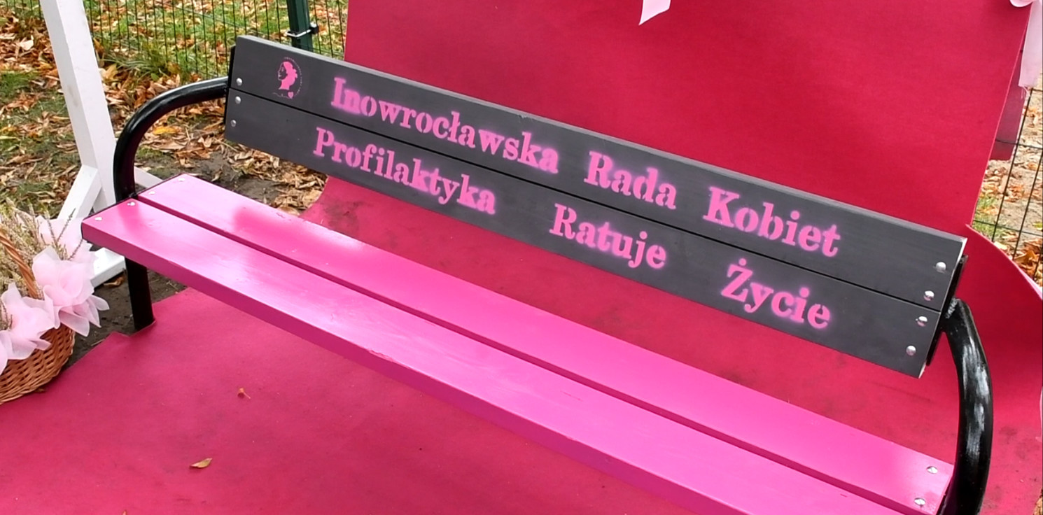 Inowrocław - Obok fioletowej stanęła różowa. Obie ławeczki mają ważny cel