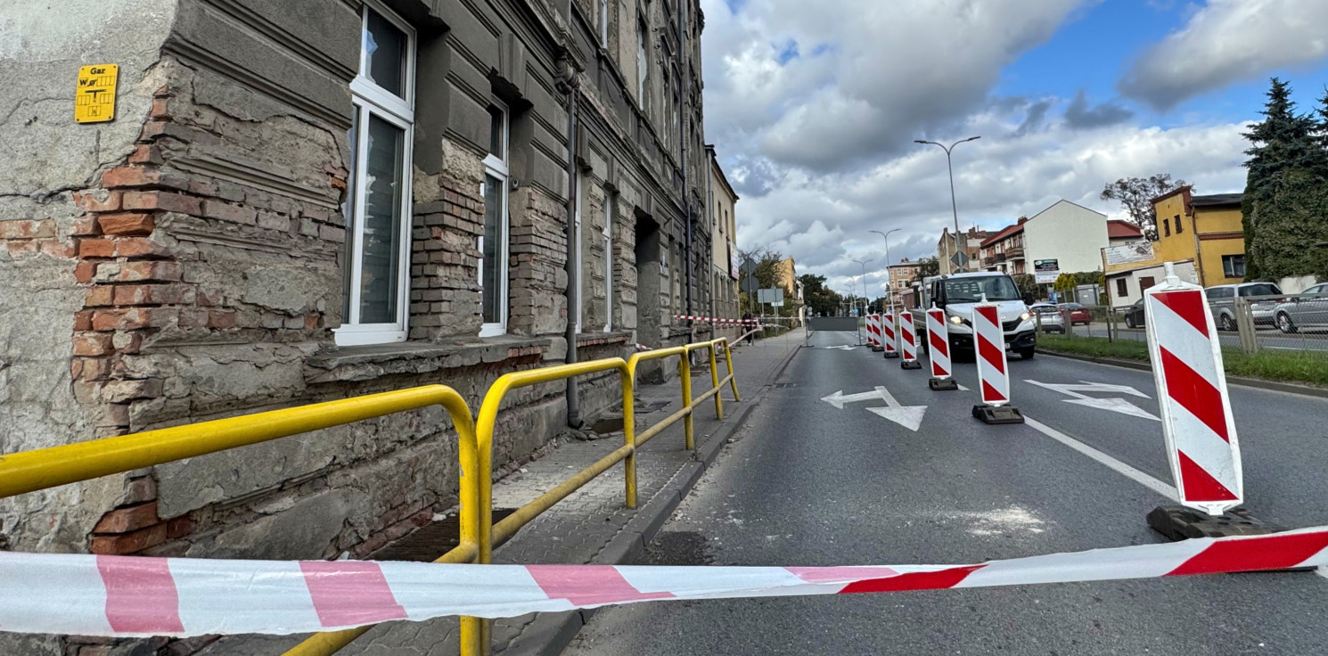 Inowrocław - Utrudnienia na Staszica. Przez sypiący się tynk