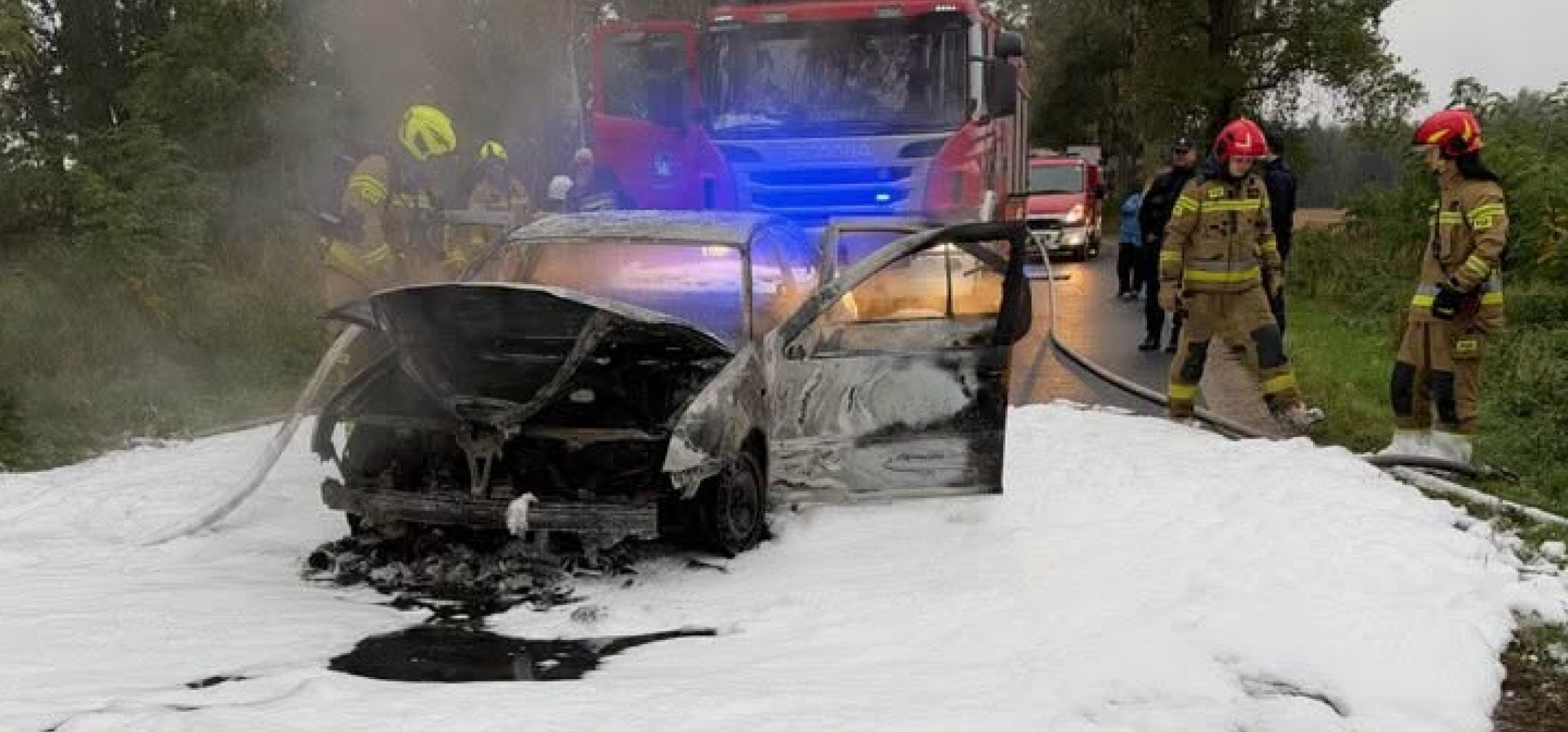 Samochód stanął w ogniu na drodze pod Kruszwicą
