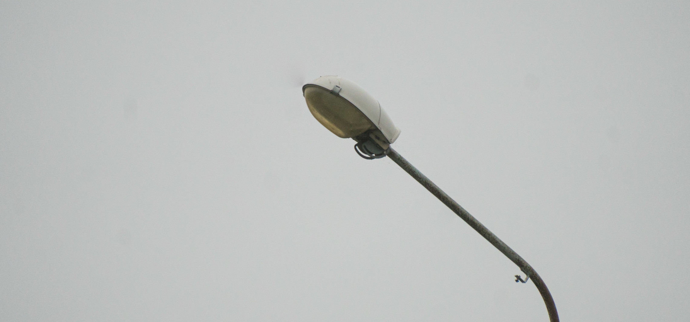 Naprawiają oświetlenie uliczne. Zapalą lampy za dnia