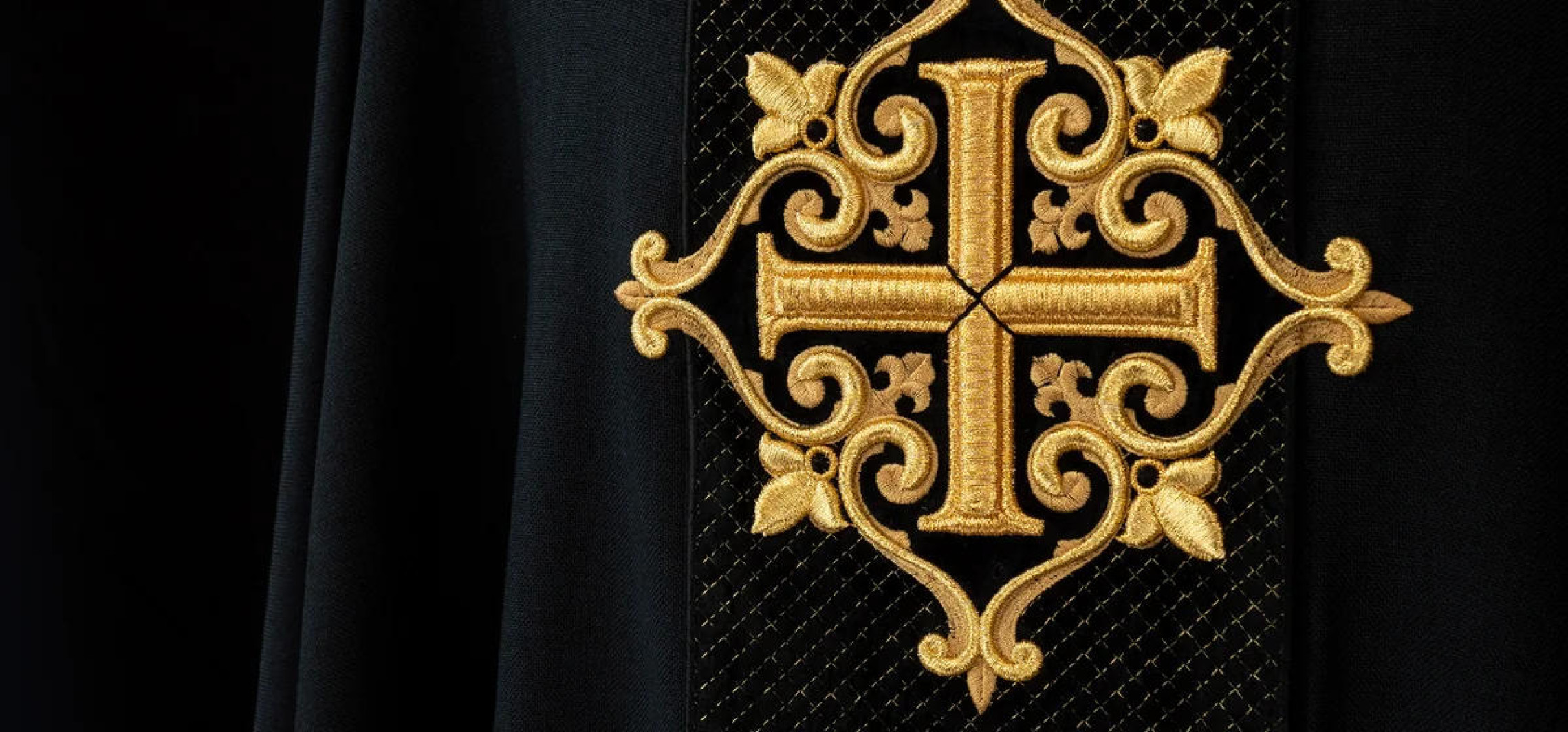 Kompletowanie stroju liturgicznego: Od alby po ornat