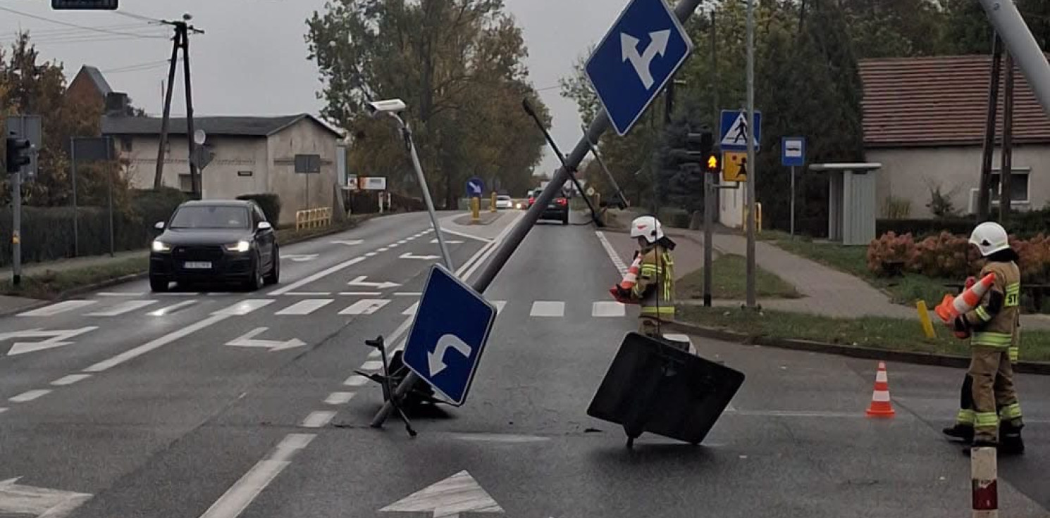 Gmina Inowrocław - W Jaksicach na drogę runął słup z sygnalizatorem