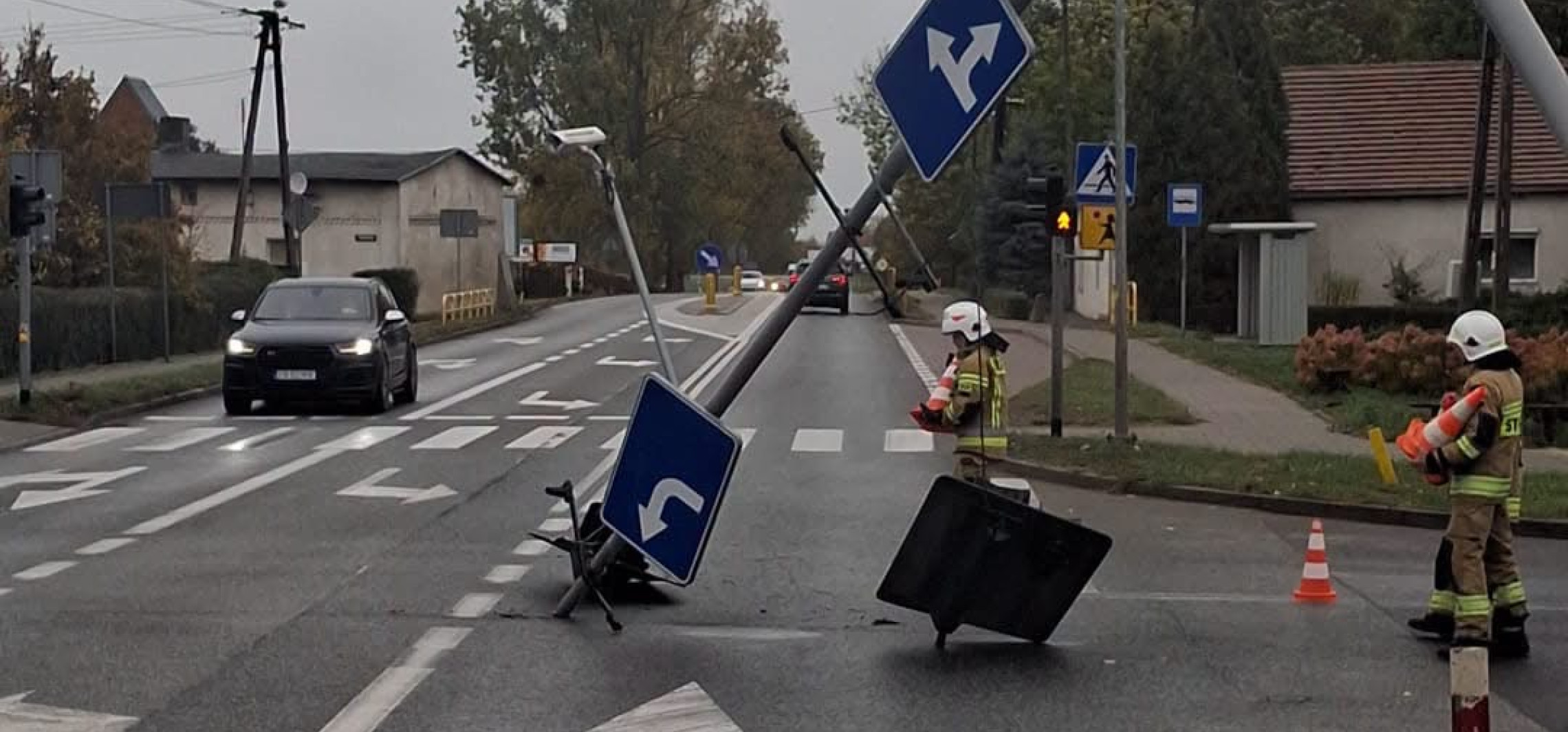 W Jaksicach na drogę runął słup z sygnalizatorem