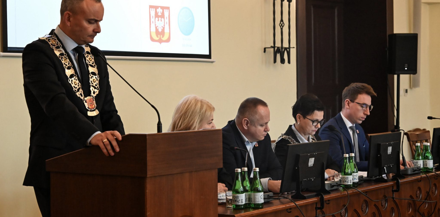 Inowrocław - Prezydent chciał spotkać się z senatorem Brejzą. Odmowę odczytał na sesji
