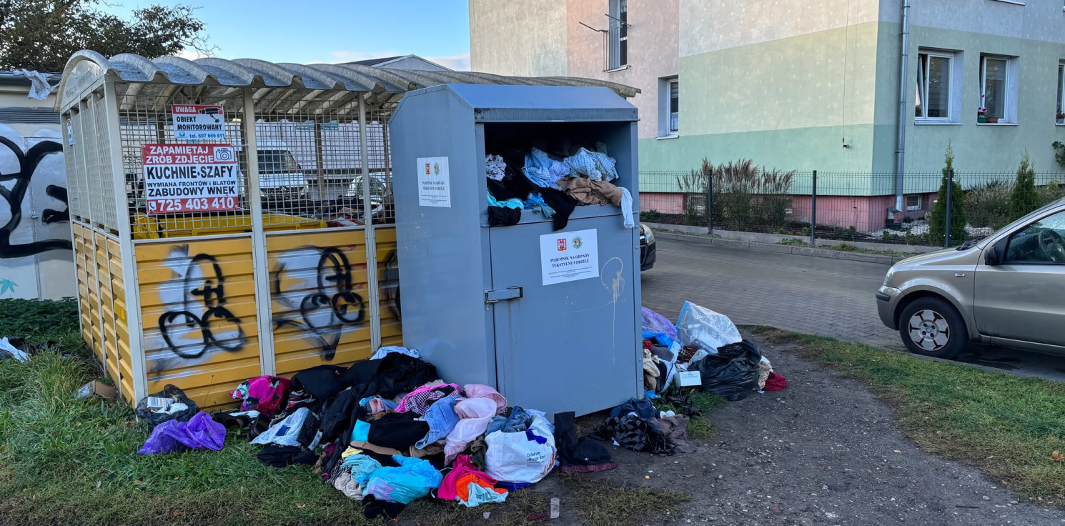 Inowrocław - Sterty ubrań pod blokiem. Mieszkańcy mają dość takiego widoku