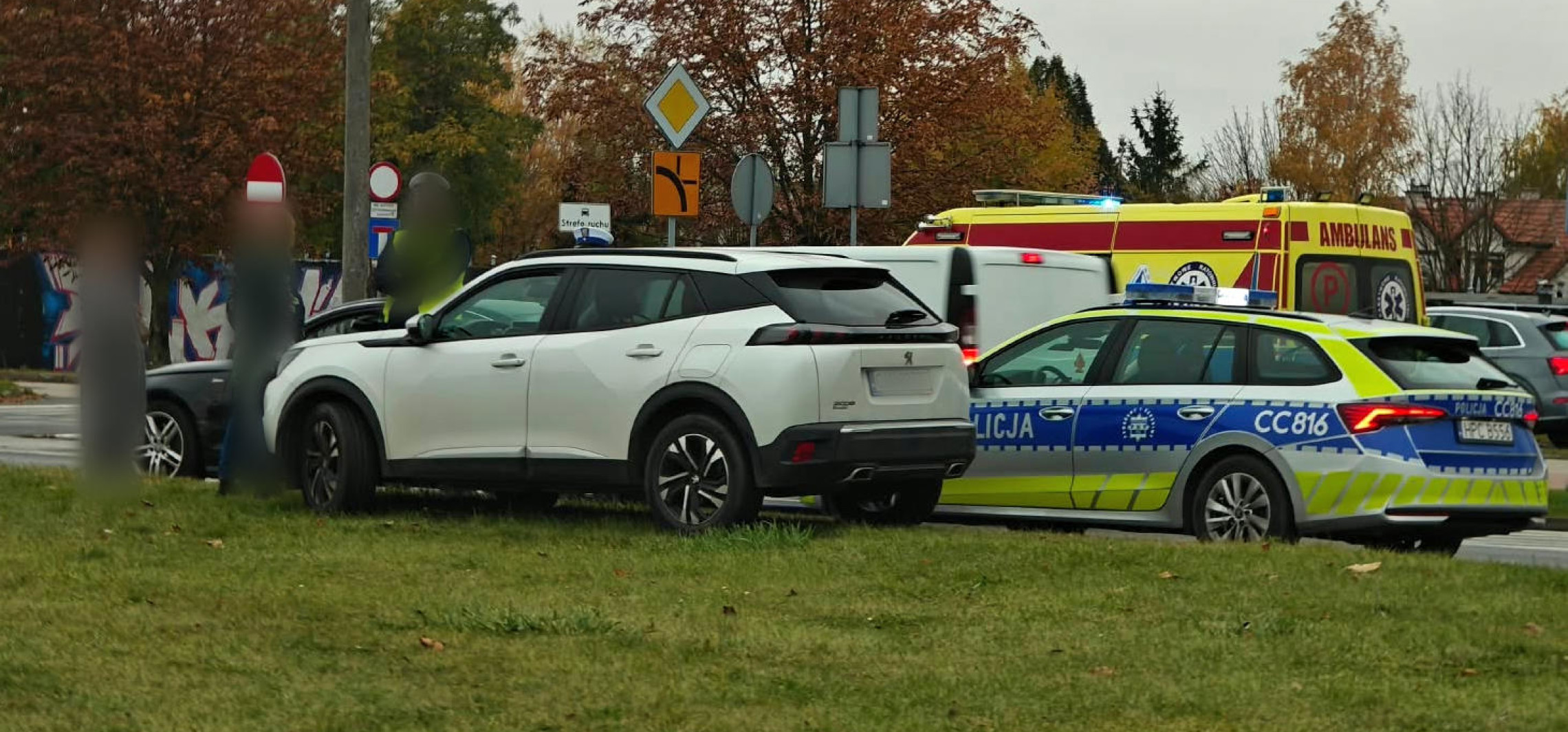 Zderzenie dwóch aut na osiedlu Rąbin