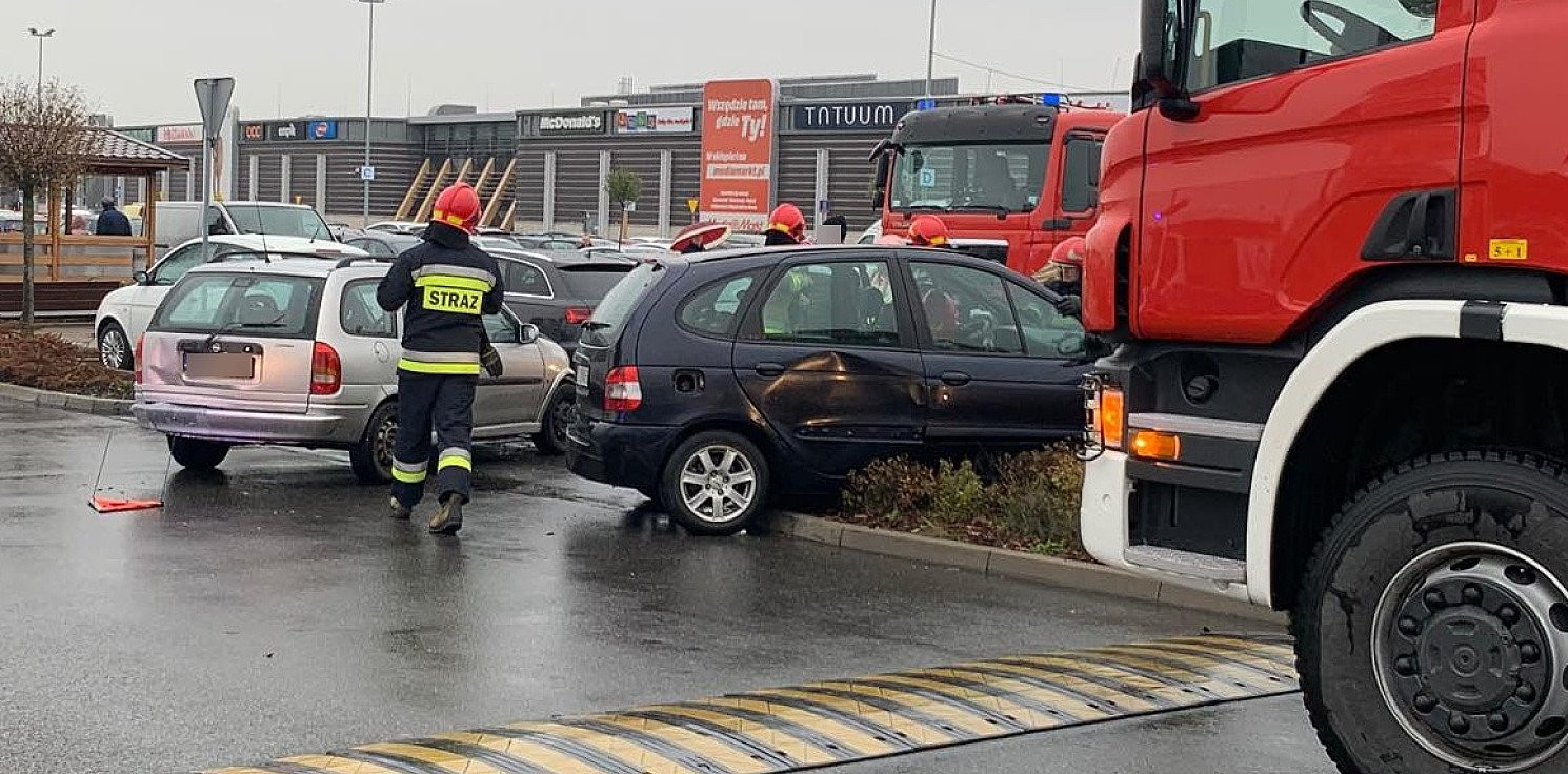 Inowrocław - Kolizja na parkingu galerii. 3 auta uszkodzone