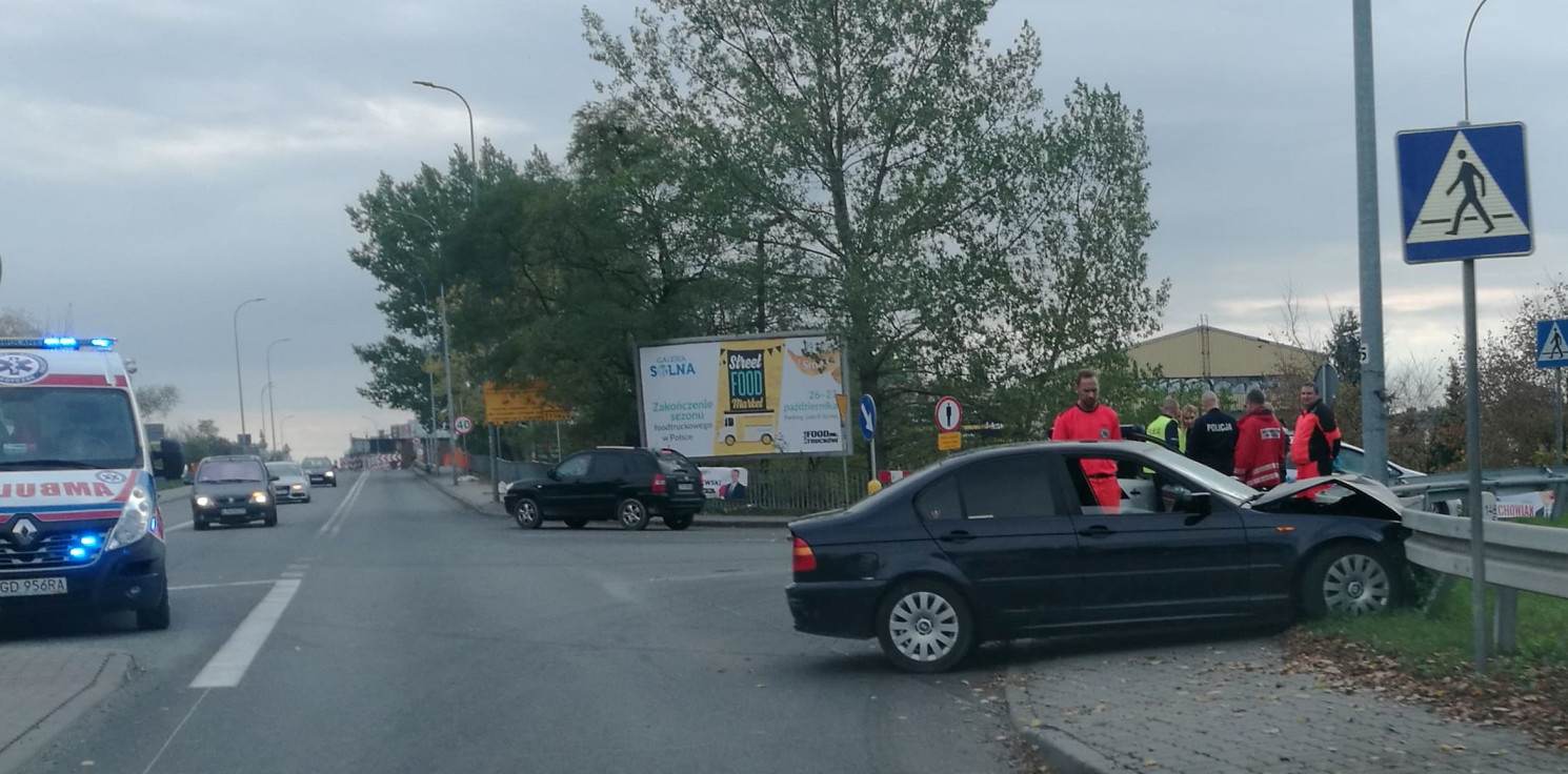 Inowrocław - Na Szosie Bydgoskiej bmw uderzyło w barierki