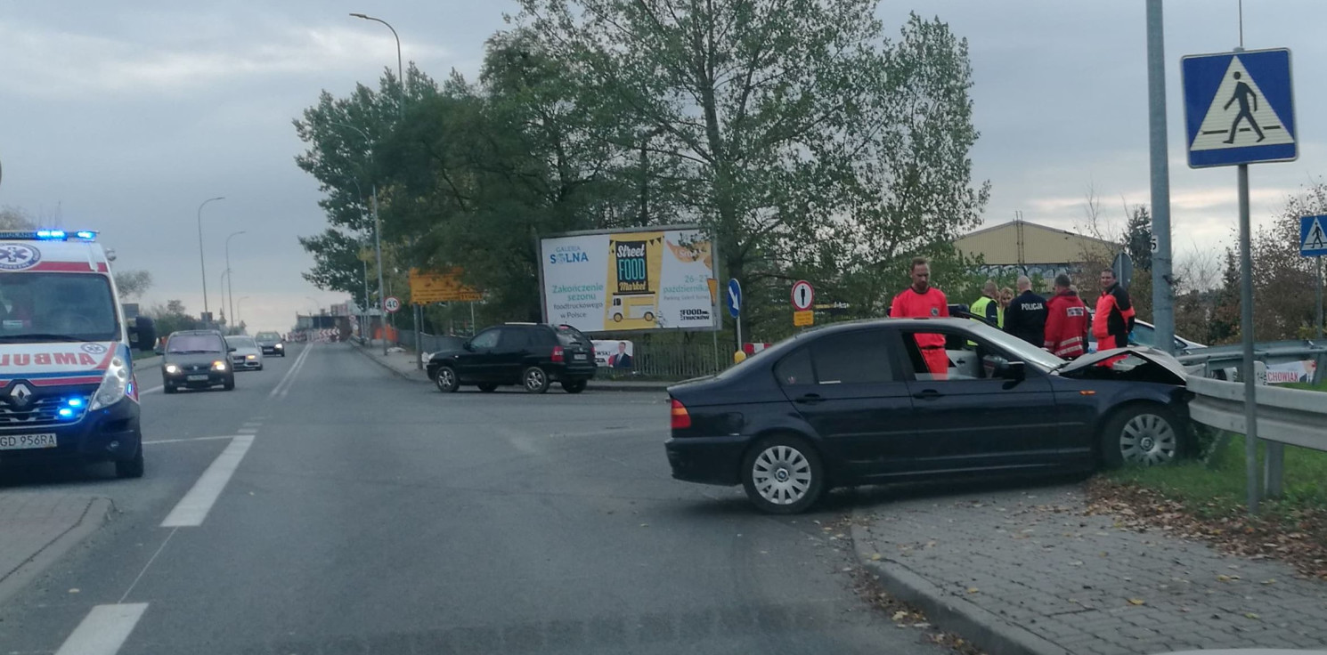 Inowrocław - Na Szosie Bydgoskiej bmw uderzyło w barierki