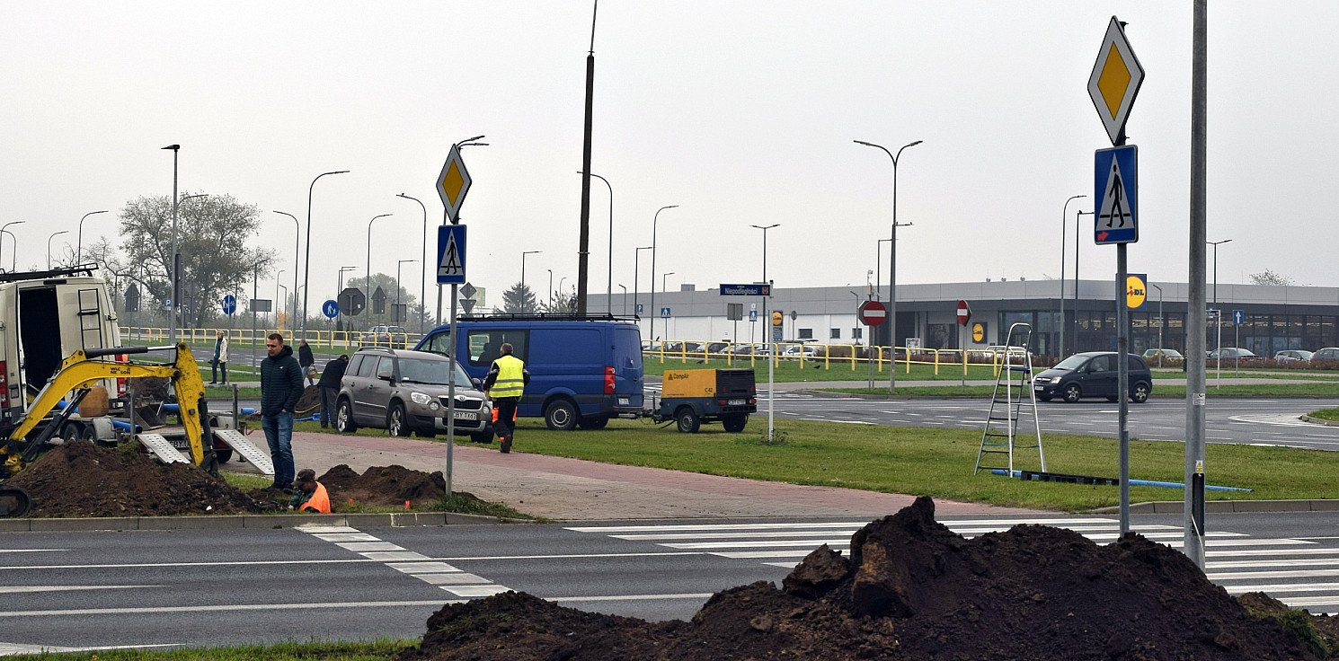Inowrocław - Trwa montaż doświetleń przejść dla pieszych