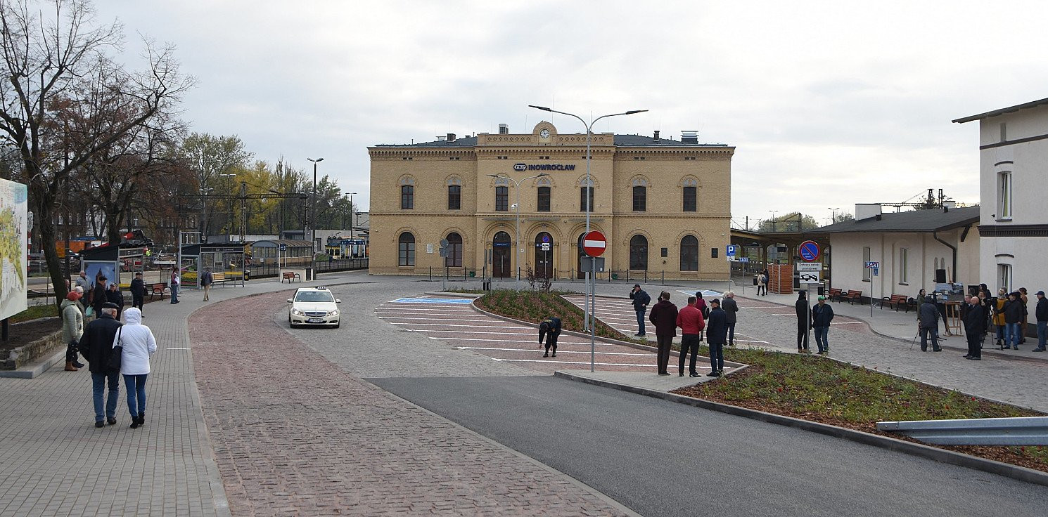 Inowrocław - Można już korzystać z placu przed dworcem