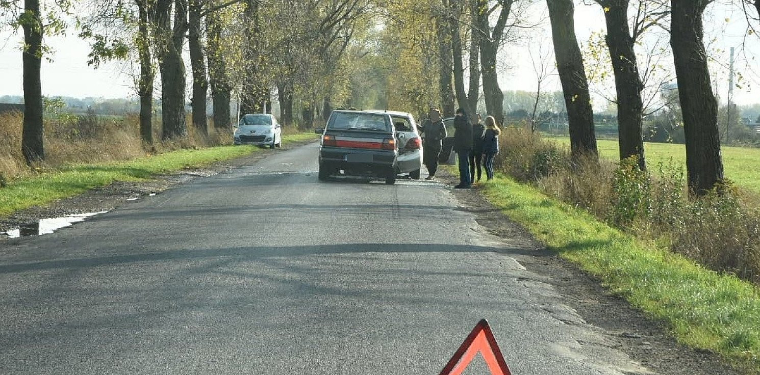 Region - Szarlej. Polonez uderzył w tył peugeota