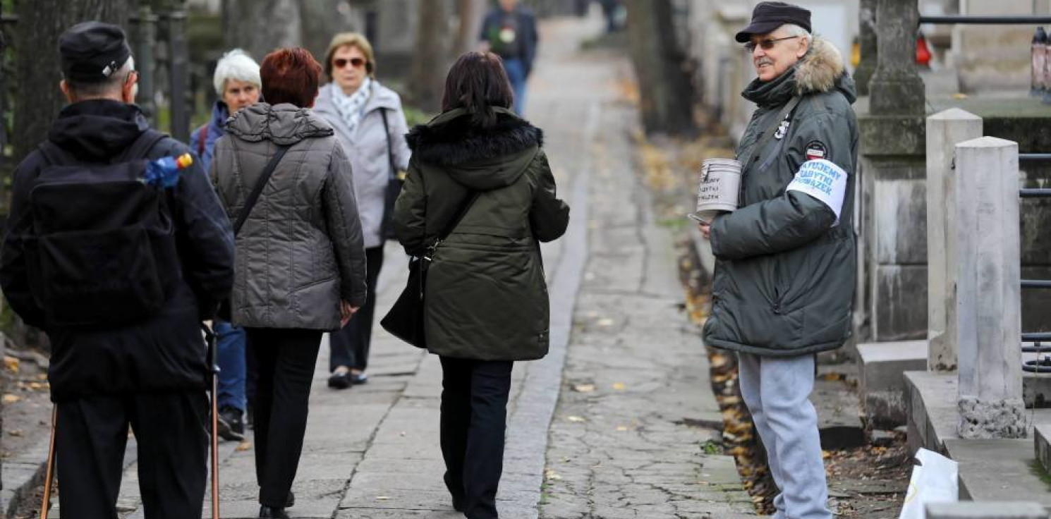 Kraj - W całym kraju kwesty na rzecz ratowania zabytkowych cmentarzy