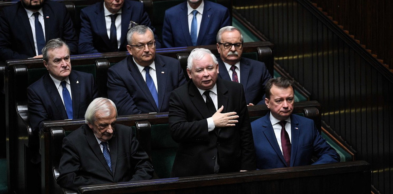 Kraj - Posłowie IX kadencji złożyli ślubowanie, z ręką na sercu i szalikiem "Konstytucja"