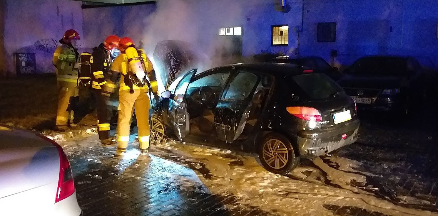 Inowrocław - Osiedle Rąbin. Pożar auta na parkingu