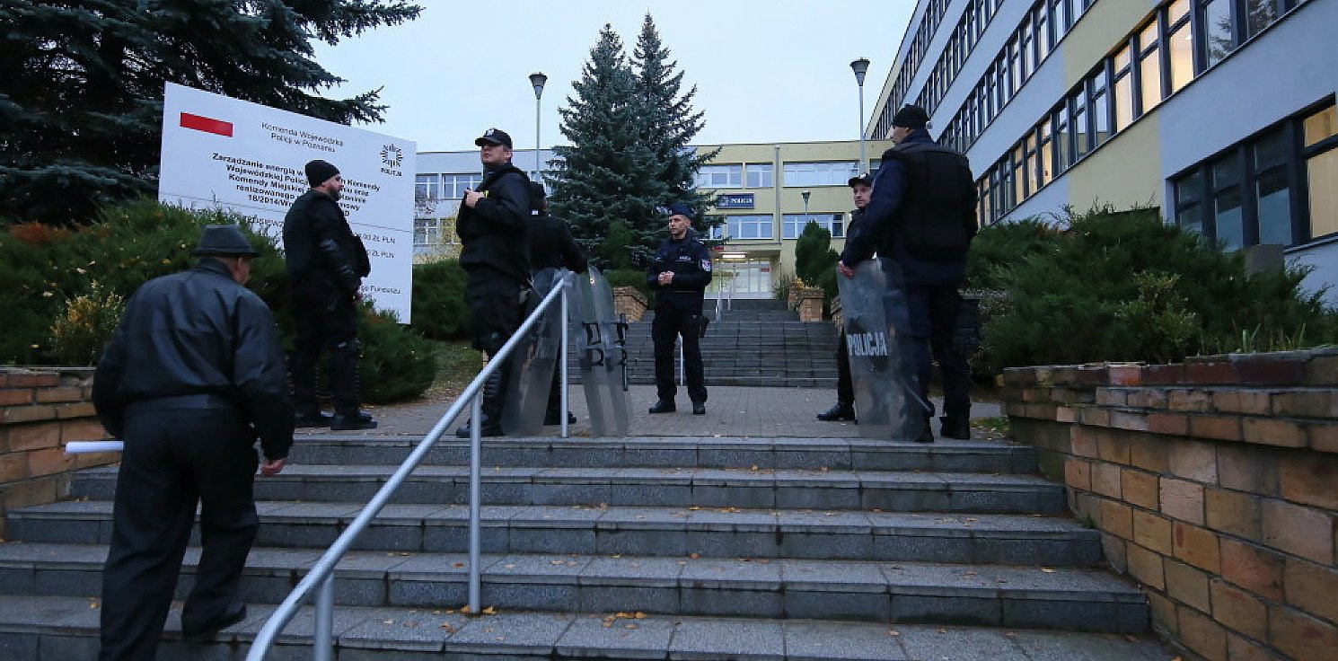 Kraj - Policjanci uzbrojeni w broń i tarcze stanęli na rogatkach Komendy Miejskiej Policji w Koninie