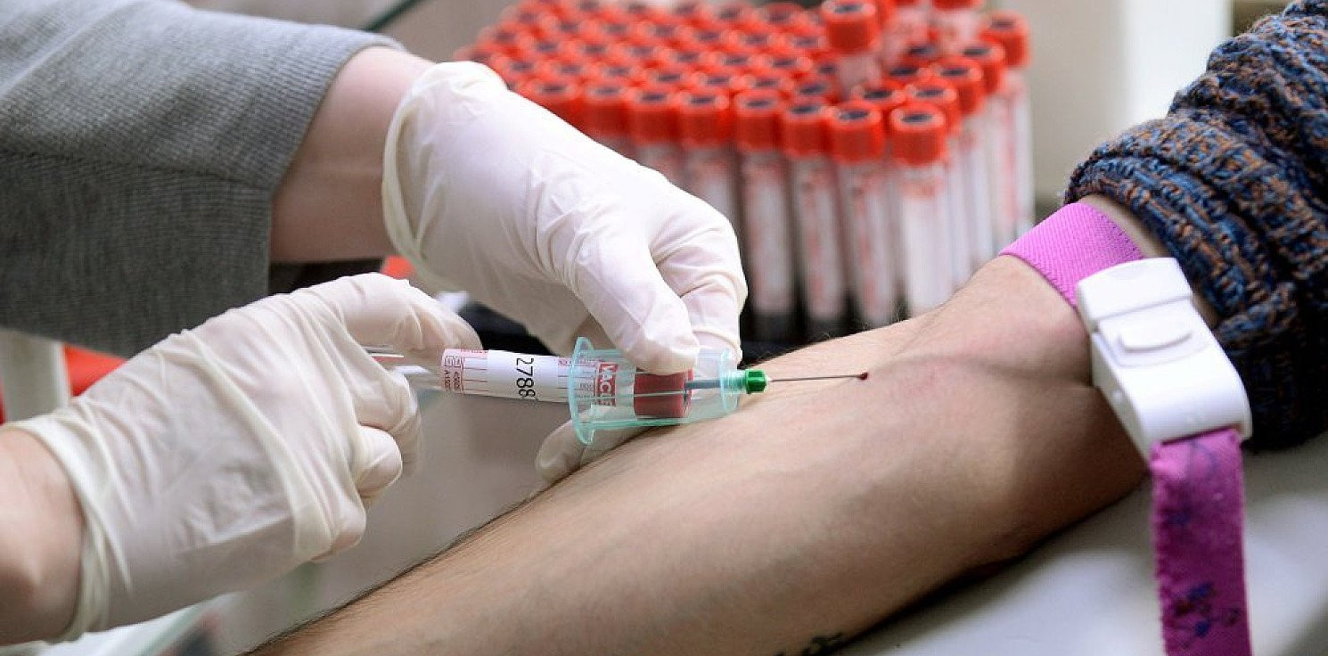 Kraj - Ponad połowa młodych Polaków nie zna dróg zakażenia HIV