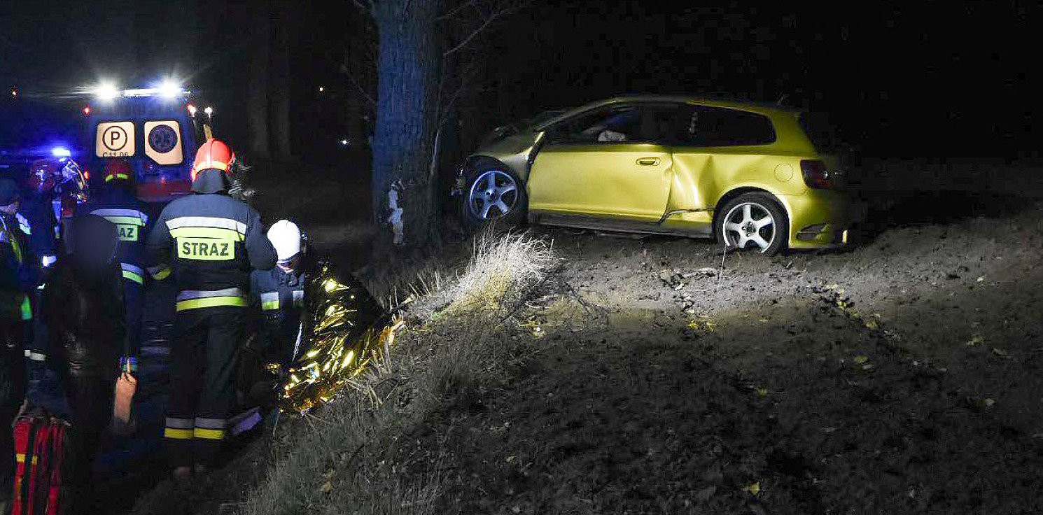 Pakość.online - Auto uderzyło w drzewo. 5 osób rannych