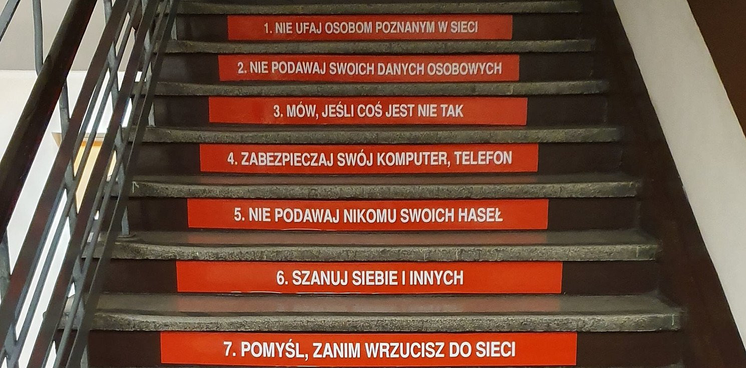 Inowrocław - Naklejki na schodach. O co w nich chodzi?