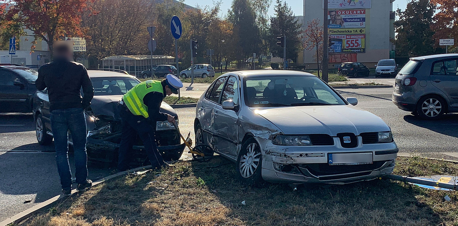 Inowrocław - Zderzenie dwóch aut na ul. Wojska Polskiego