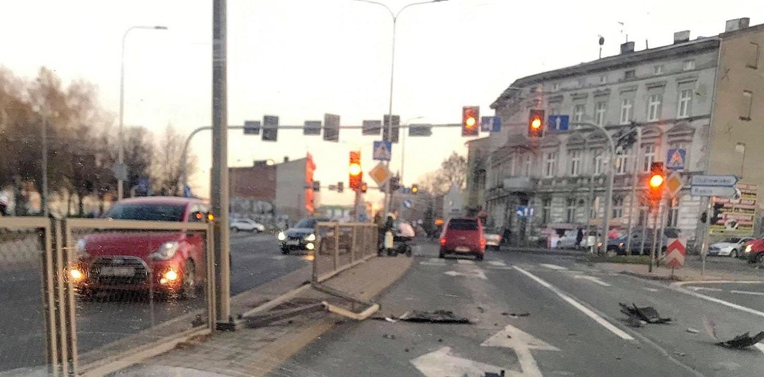 Inowrocław - Kierowca staranował bariery i wpadł na chodnik