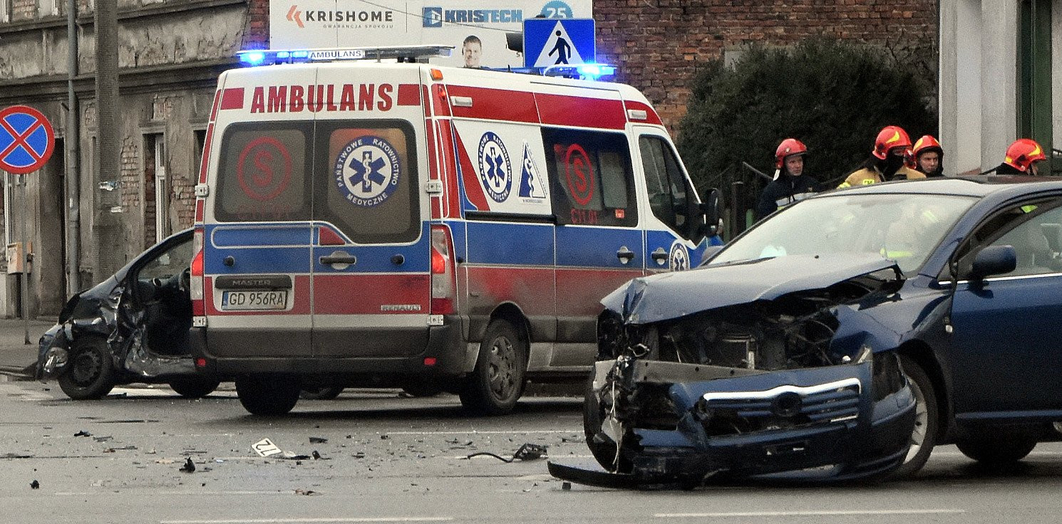 Inowrocław - Dwie toyoty zderzyły się w centrum Inowrocławia