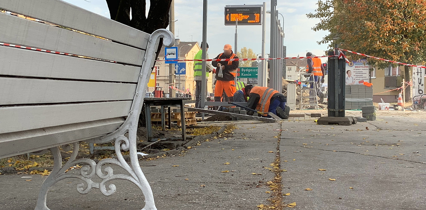Inowrocław - Rozpoczął się montaż wiat przystankowych