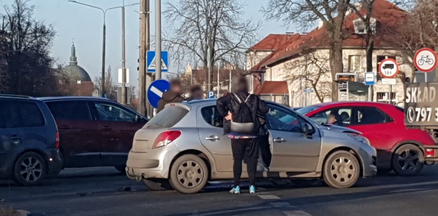 Inowrocław - Kolizja dwóch osobówek przy ratuszu