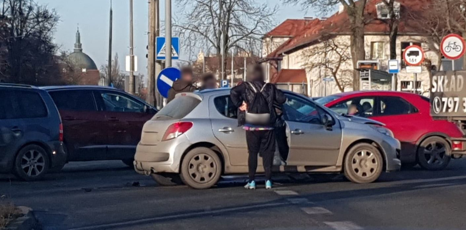 Inowrocław - Kolizja dwóch osobówek przy ratuszu