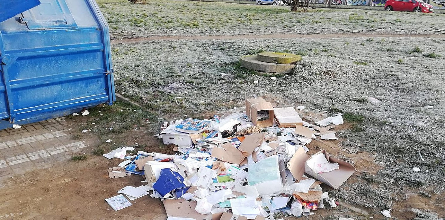 Inowrocław - Śmieci z domku porzucił przy kontenerze
