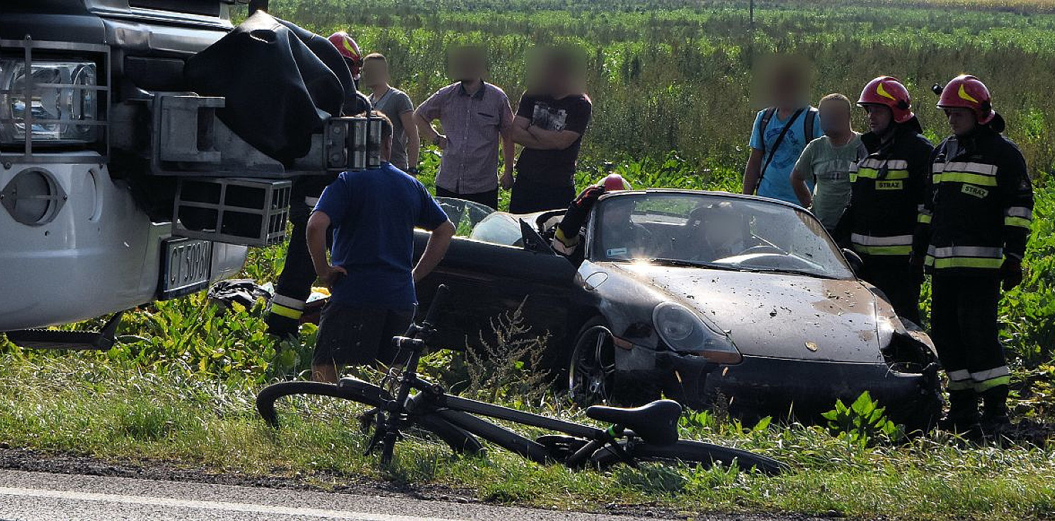 Inowrocław - Wypadek w Borkowie. Porsche w rowie