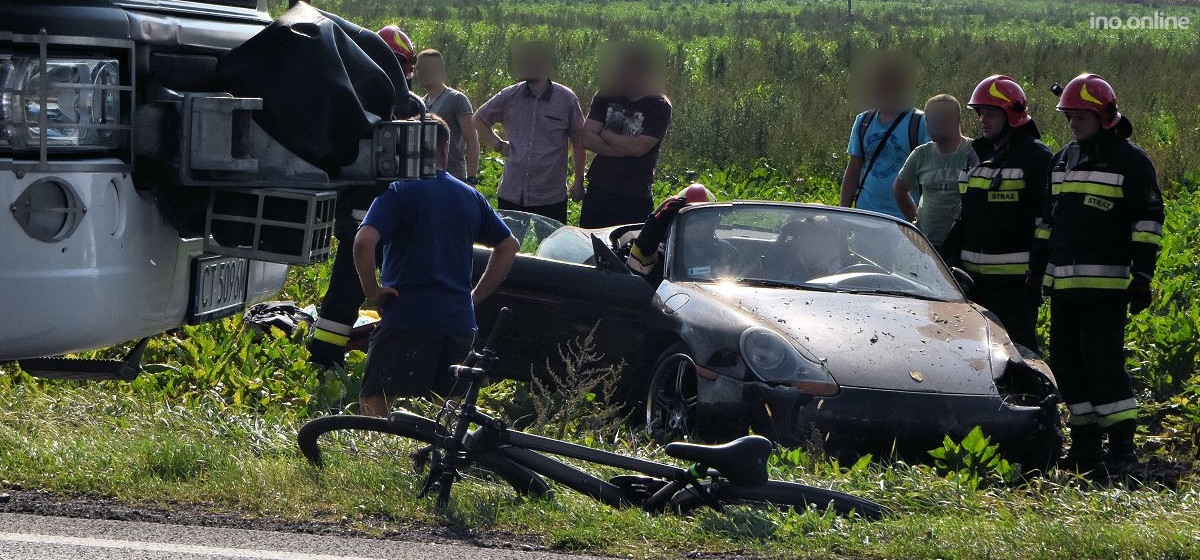 Inowrocław - Wypadek w Borkowie. Porsche w rowie