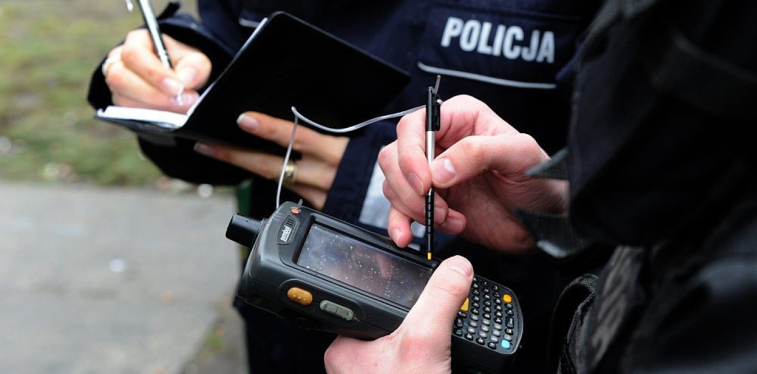 Kraj - Policja chce zlikwidować notatniki w wersji papierowych książeczek