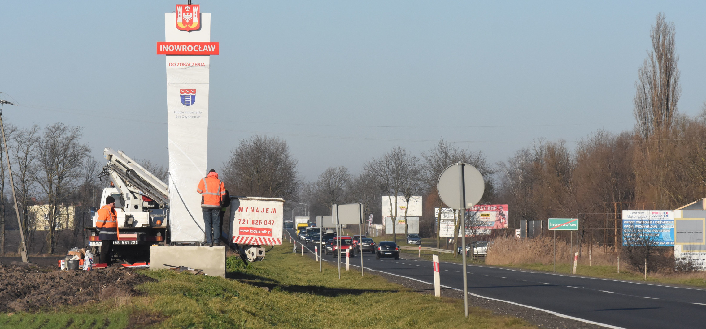 Inowrocław - Przy wjeździe do miasta montują pylon