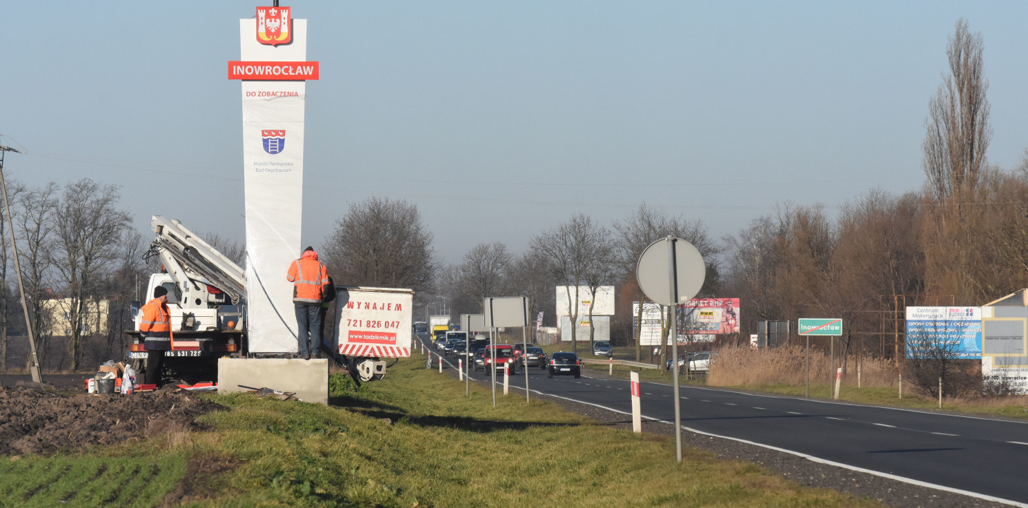 Inowrocław - Przy wjeździe do miasta montują pylon