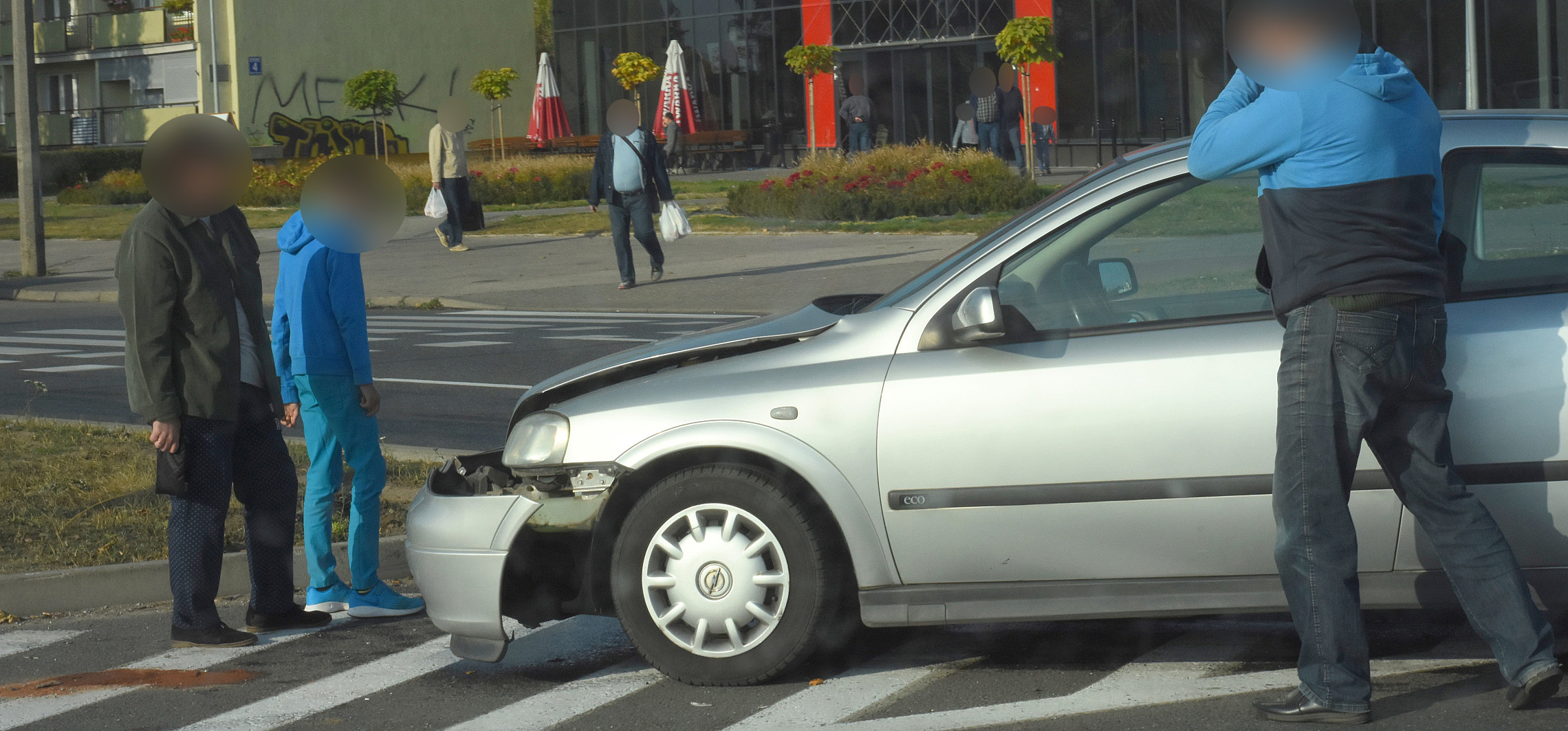 Inowrocław - Dwa auta zderzyły się przy pawilonie