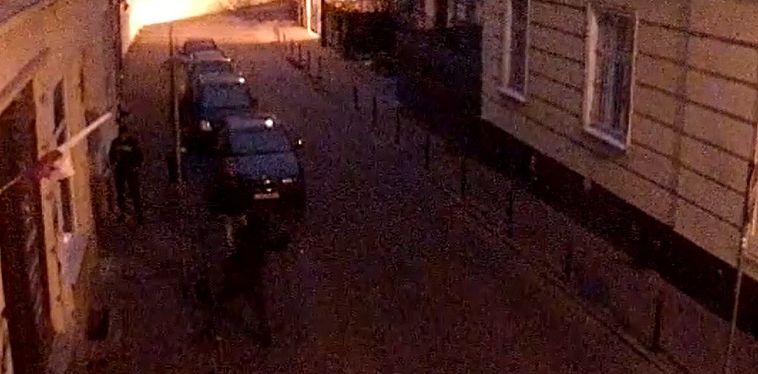 Inowrocław - Wybili szybę tuż pod okiem kamery