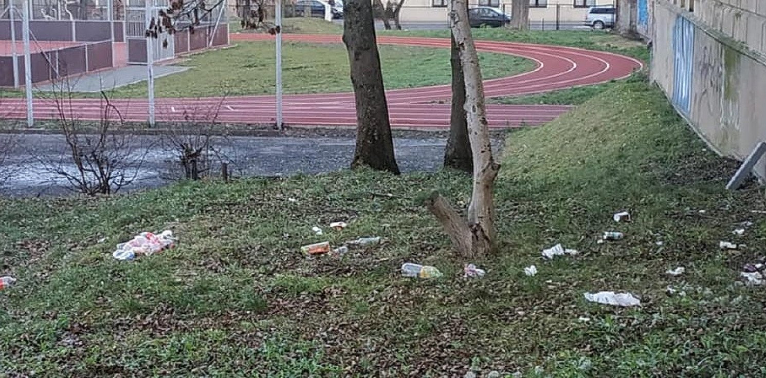 Inowrocław - Wyrzucał śmieci przez okno na szkolne boisko
