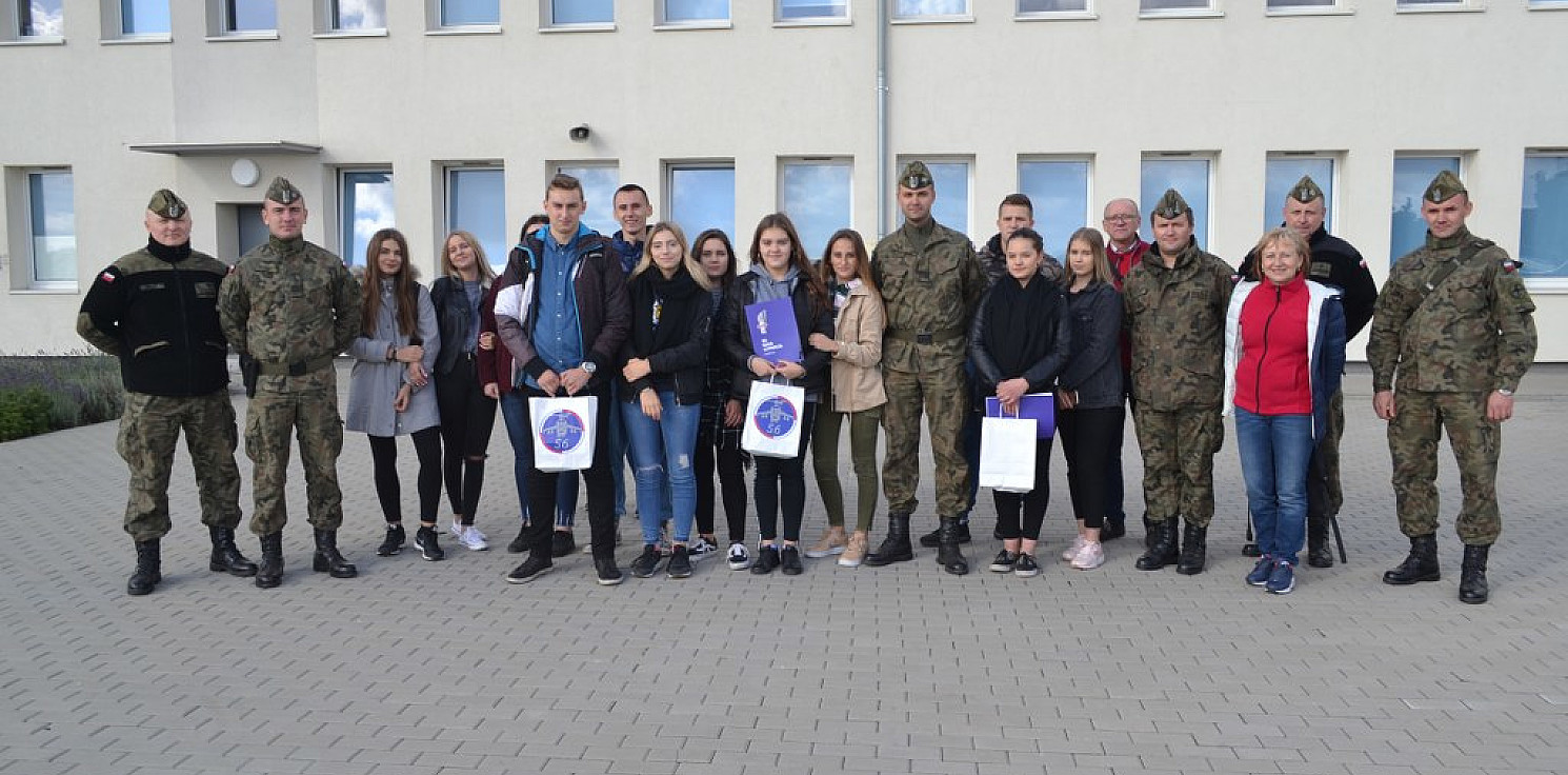 Inowrocław - Uczniowie Jedynki strzelali na lotnisku