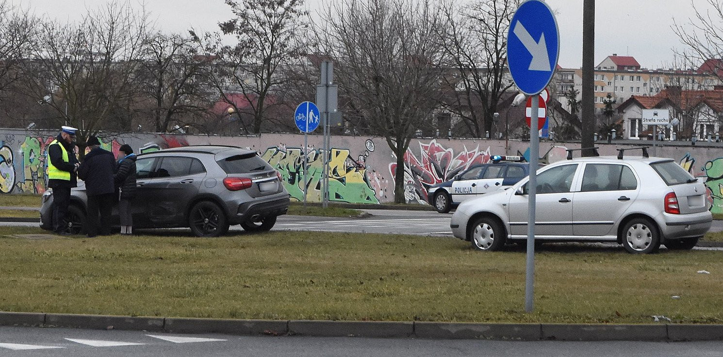 Inowrocław - Zderzenie dwóch aut na al. Niepodległości