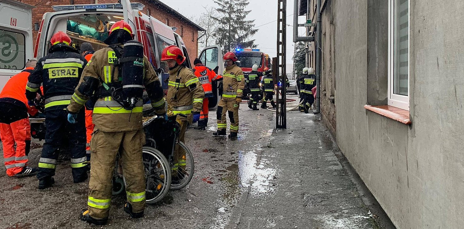 Gniewkowo.online - Wynieśli ją z płonącego mieszkania