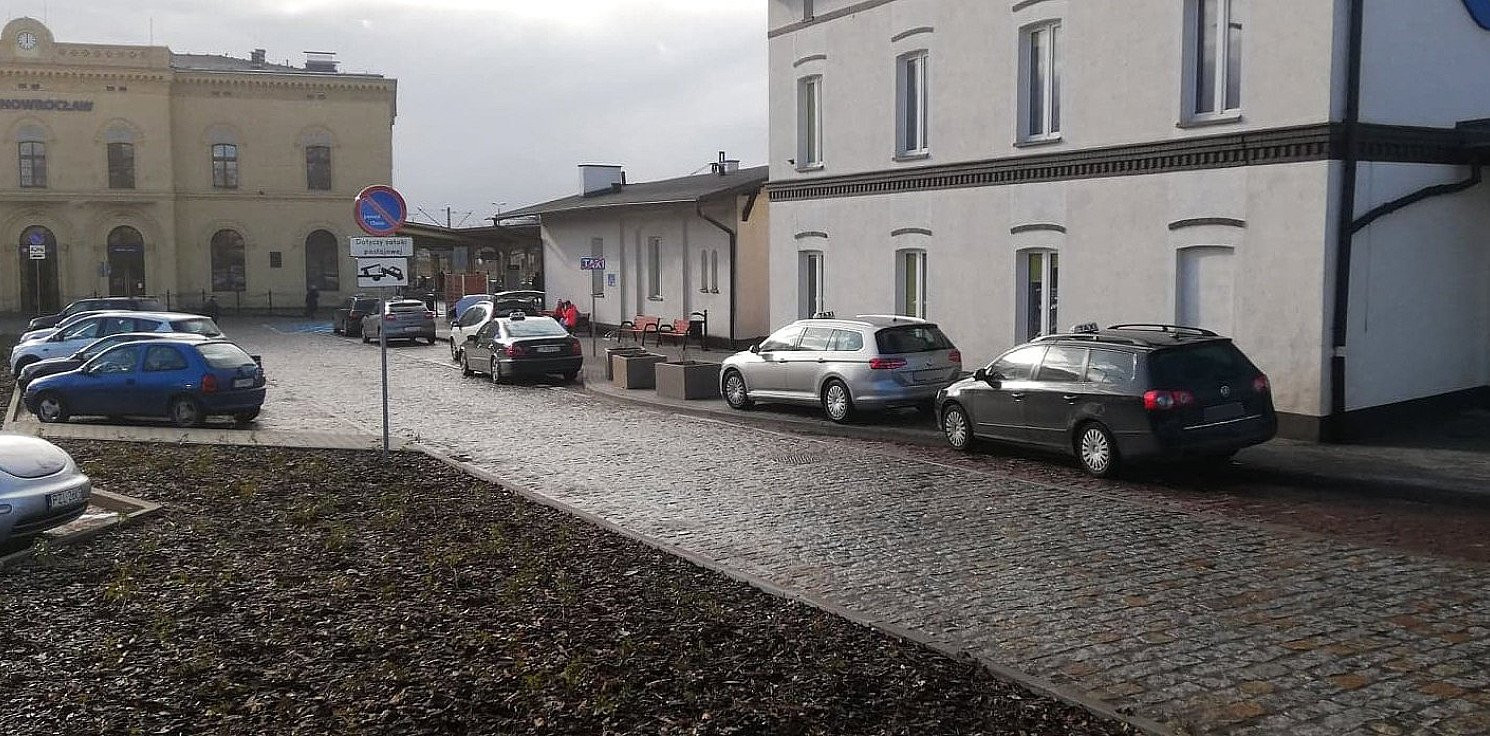 Inowrocław - Taksówki nie mieszczą się na dworcu