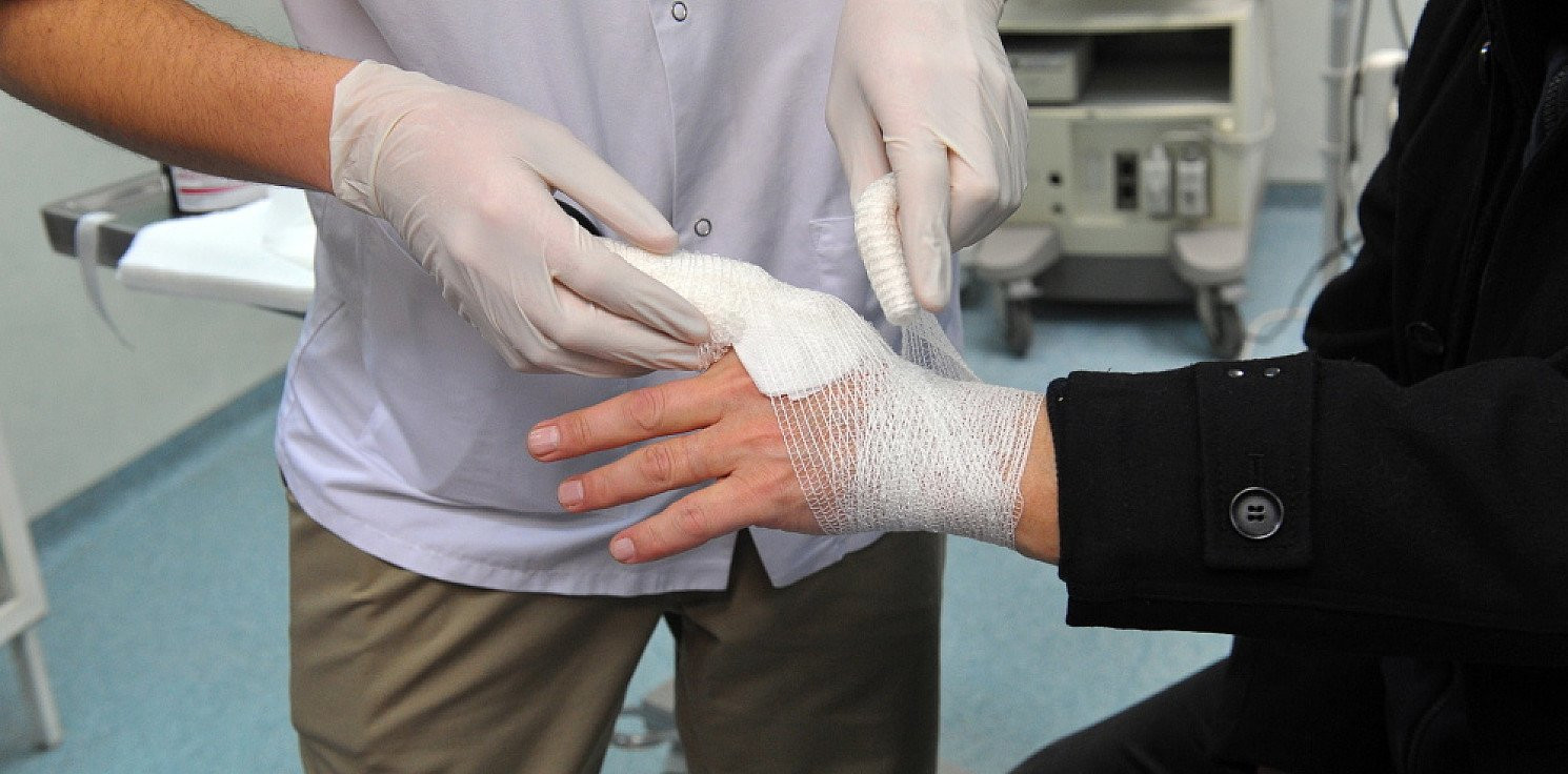 Świat - Zmieniające kolor bandaże wykrywają i leczą infekcje bakteryjne ran