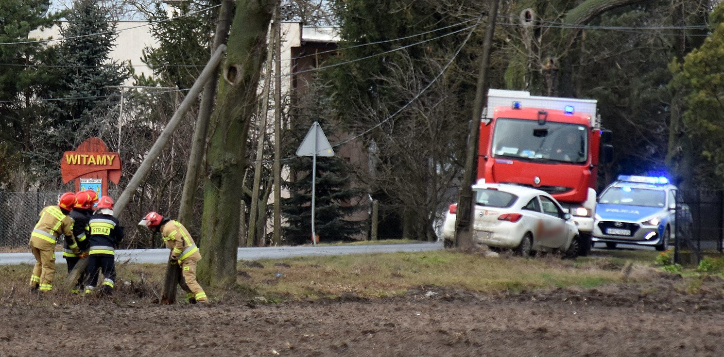 Gmina Inowrocław - Corsa wypadła z drogi i uderzyła w słup
