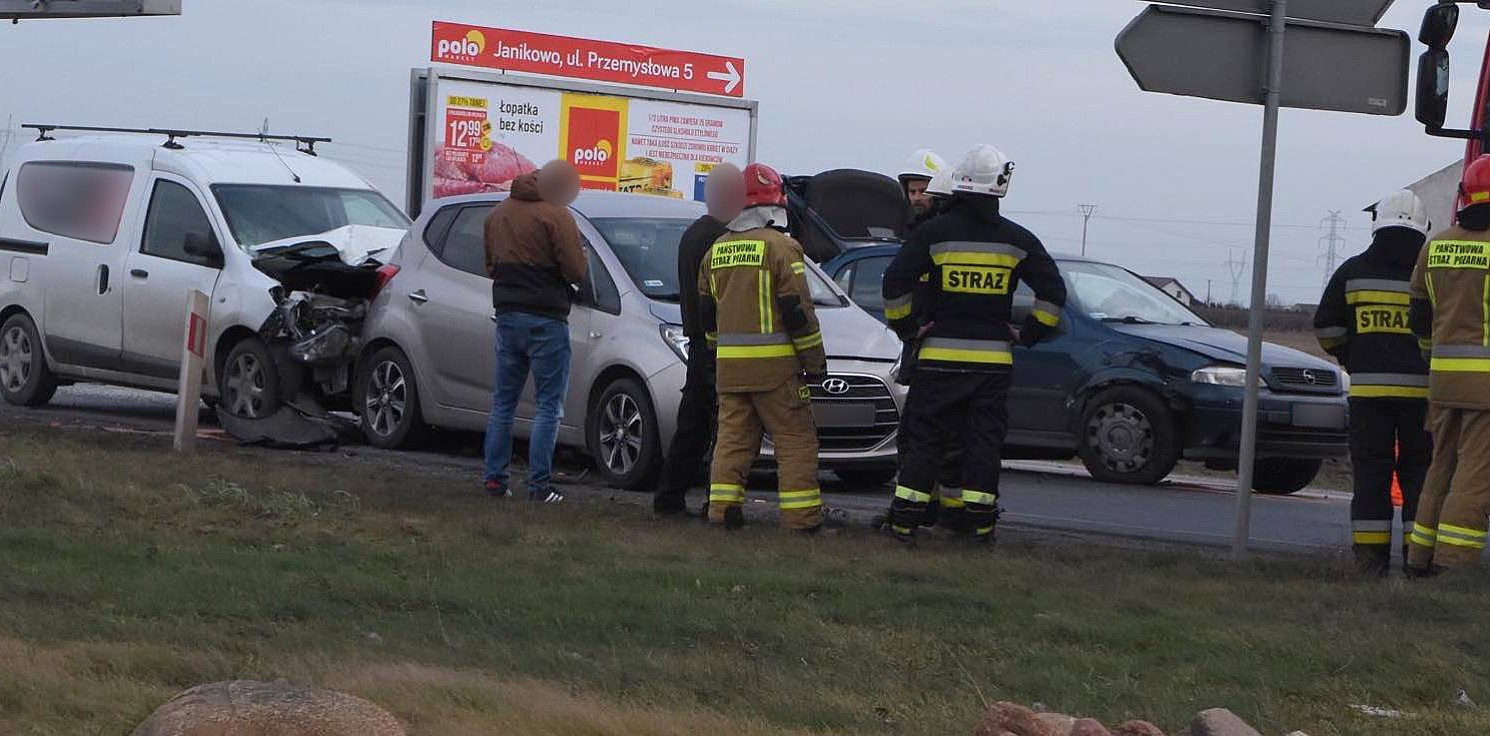 Pakość.online - Zderzenie trzech aut pod Pakością [akt.]