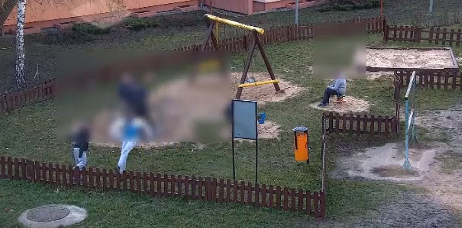 Inowrocław - Młodzi wandale na placu zabaw